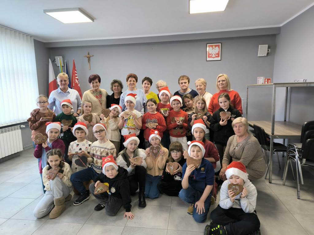 Dekorowanie pierników przez uczniów i seniorki